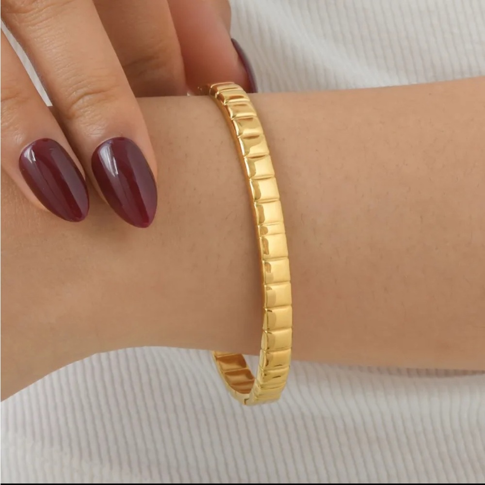 Elegant Gold Bracelet